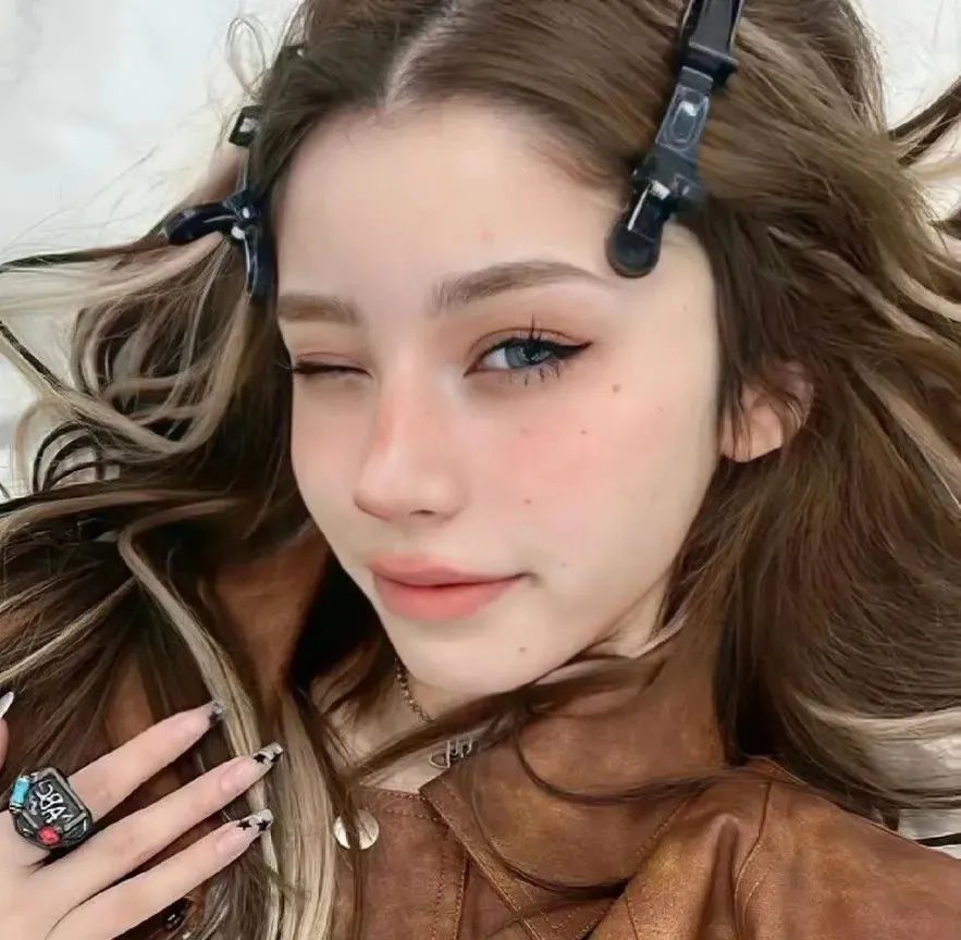 九顶假发的女孩